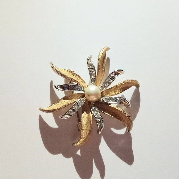 Vintage Elegant Flower Gold-tone and Silver-ton Brooch Pin Flower Star Pearl - Picture 3 of 3